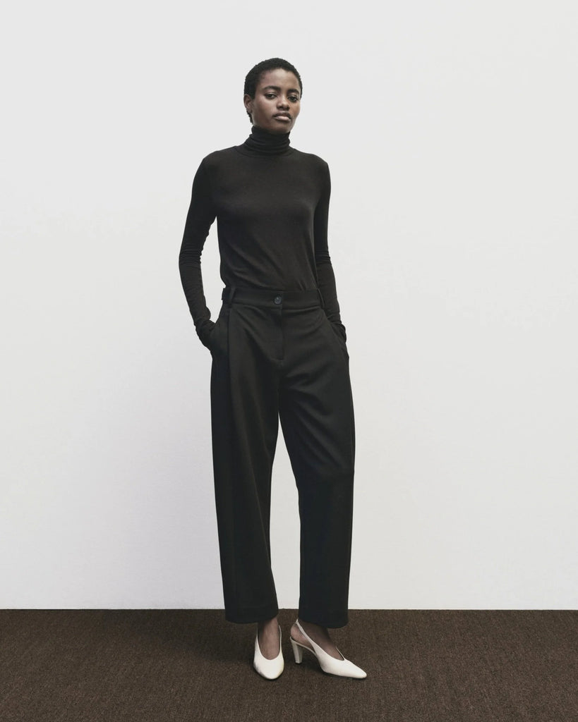 PLEATED BARREL LEG PANTS IN BLACK