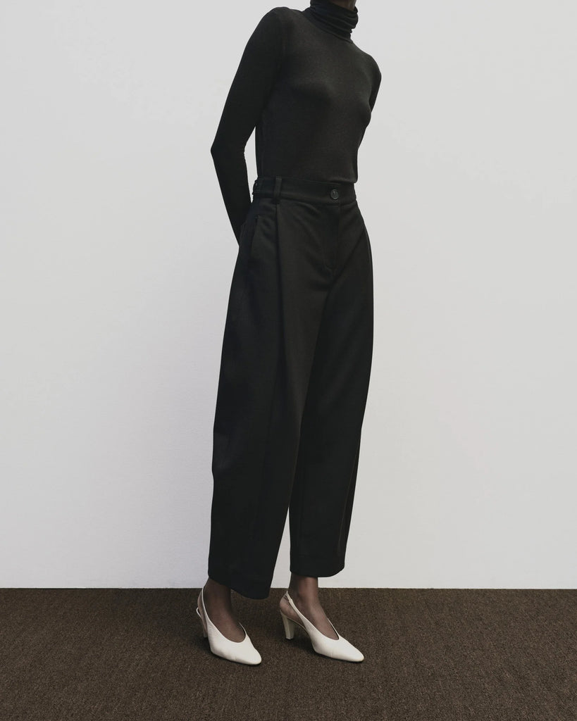PLEATED BARREL LEG PANTS IN BLACK