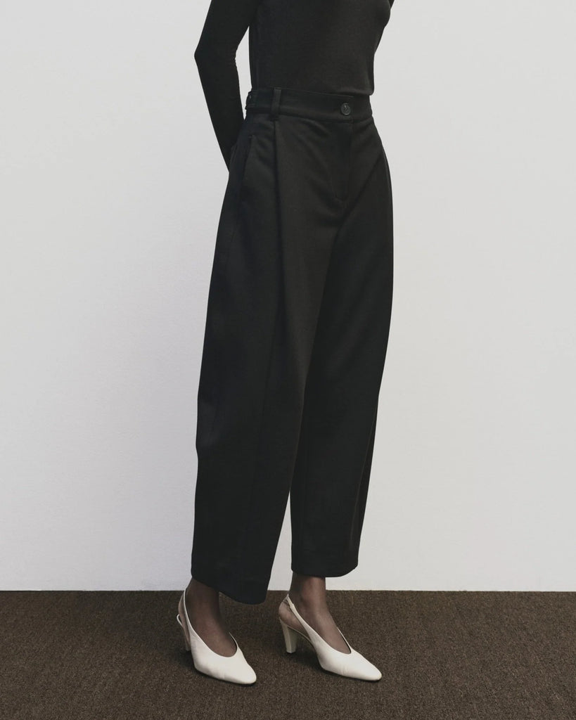 PLEATED BARREL LEG PANTS IN BLACK