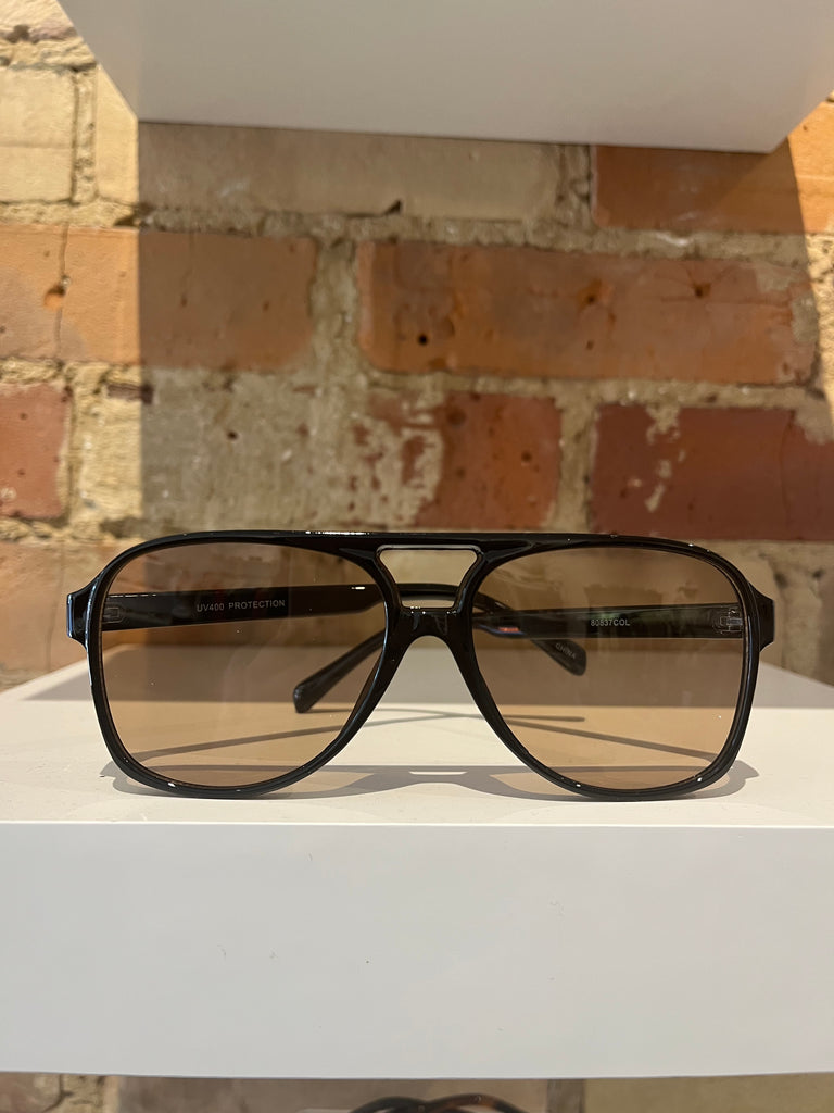 Dallas Aviator Sunglasses in Black with Yellow Lens