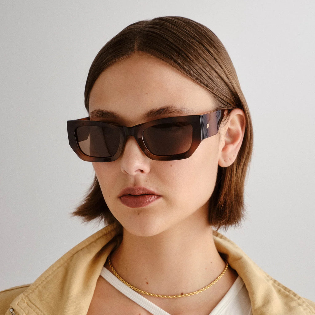 BEACHCOMBER SUNGLASSES IN TORTOISE