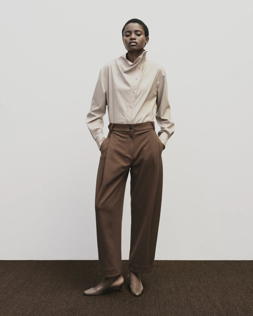 PLEATED BARREL LEG PANTS IN BROWN