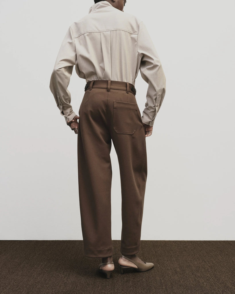 PLEATED BARREL LEG PANTS IN BROWN