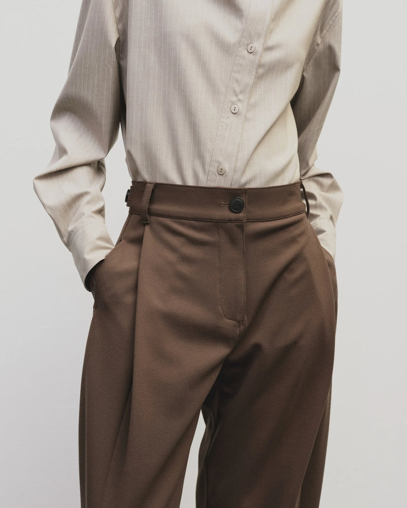 PLEATED BARREL LEG PANTS IN BROWN