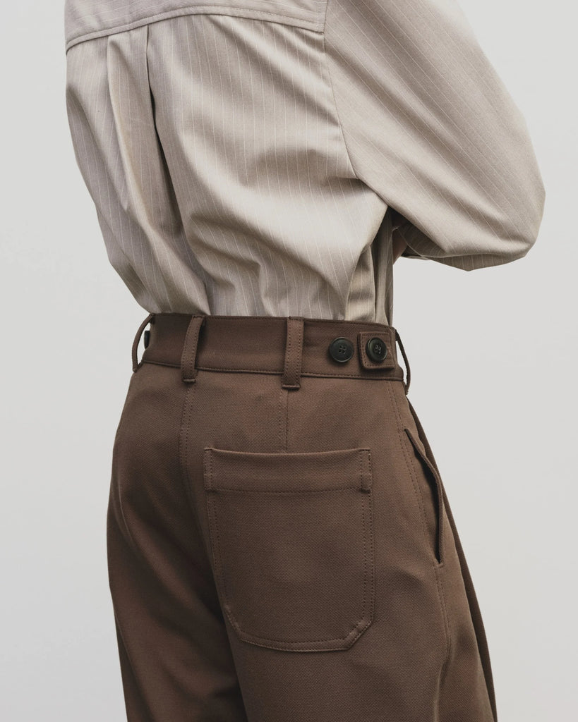 PLEATED BARREL LEG PANTS IN BROWN