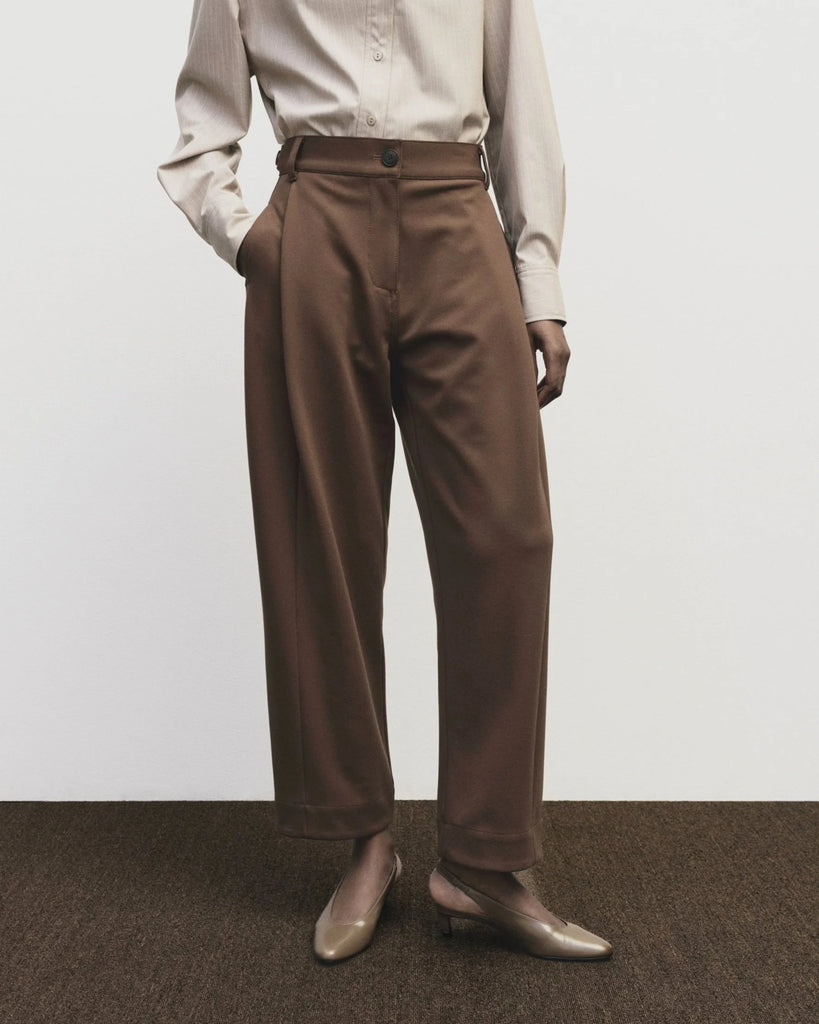 PLEATED BARREL LEG PANTS IN BROWN