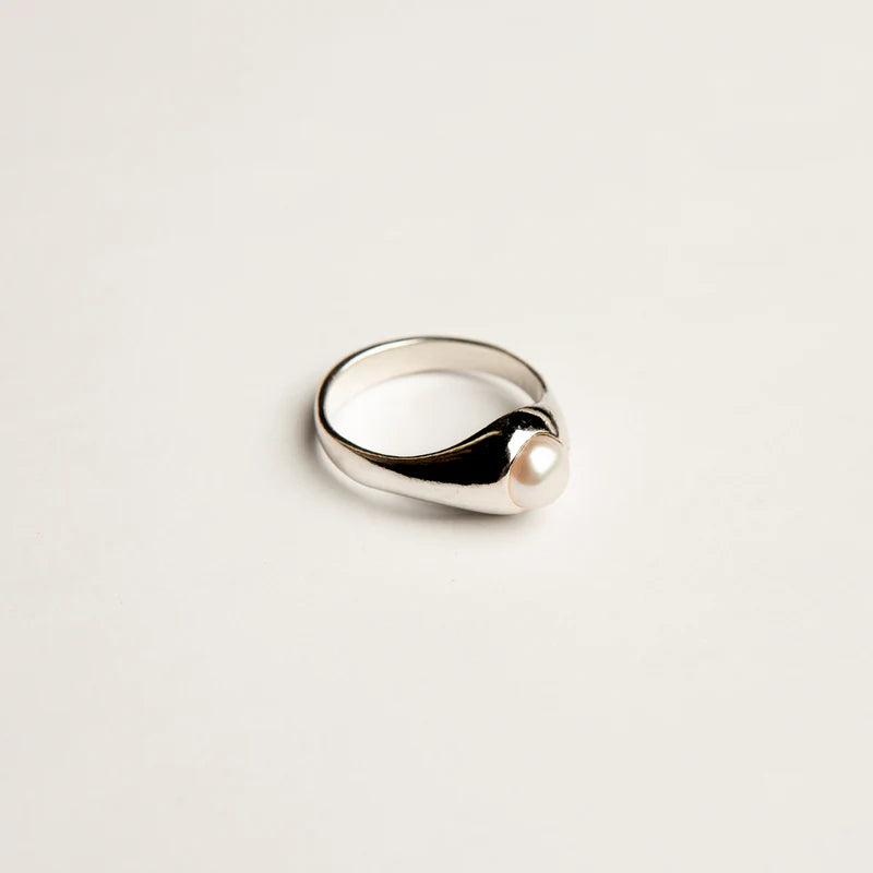 Pearl Signet Ring in Silver