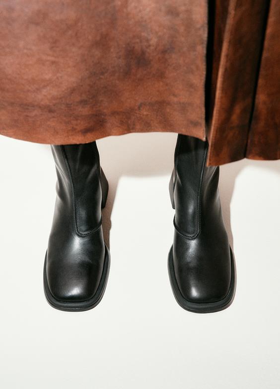 Ansie Boots in Black